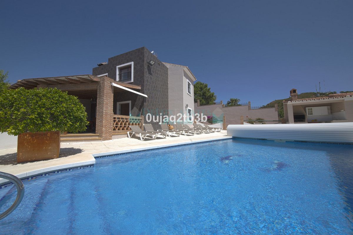 Villa for sale in Estepona