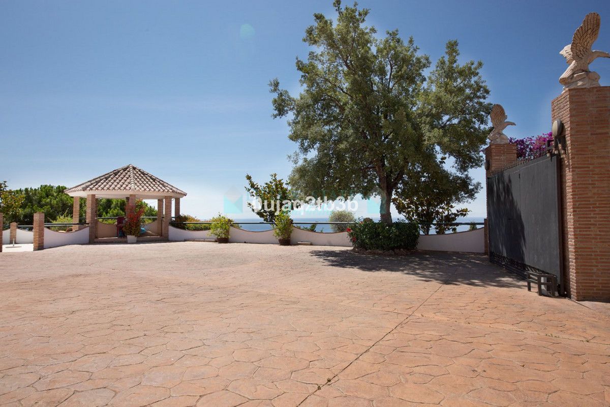 Villa for sale in Estepona