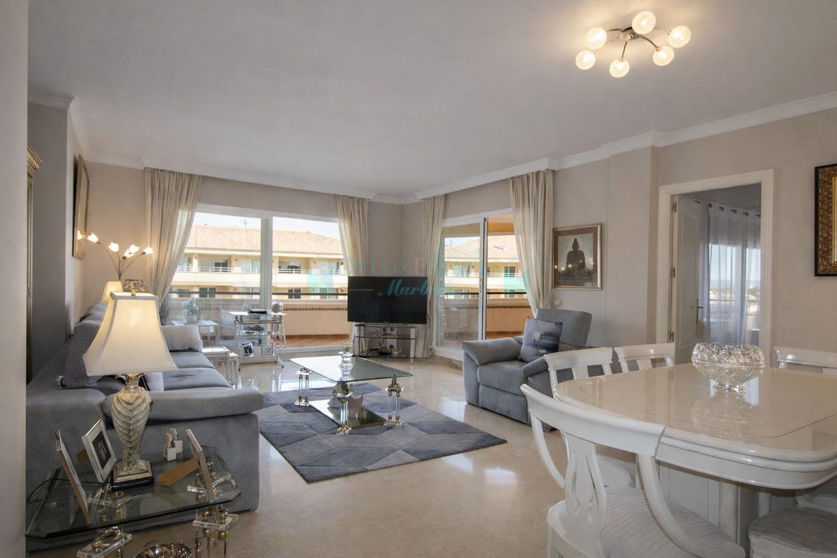Penthouse for sale in Elviria, Marbella East