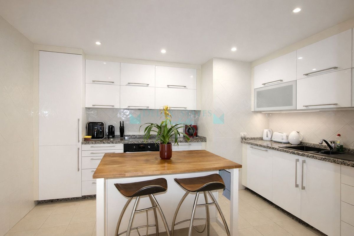 Penthouse for sale in Elviria, Marbella East