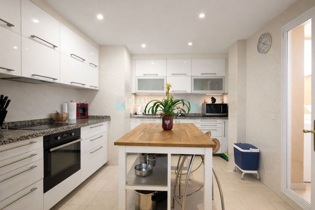 Penthouse for sale in Elviria, Marbella East
