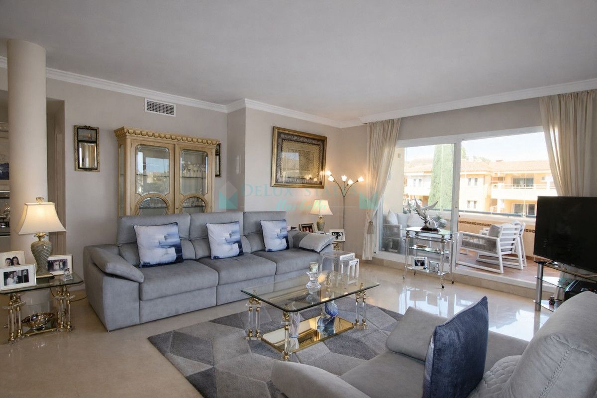 Penthouse for sale in Elviria, Marbella East