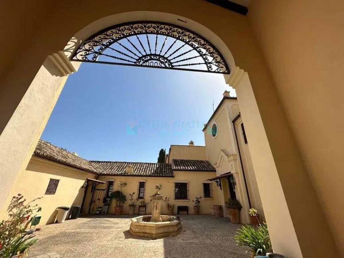 Villa for sale in La Mairena, Marbella East