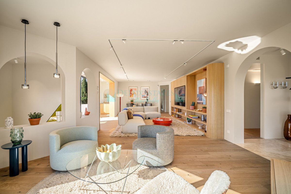 Villa for sale in Nueva Andalucia