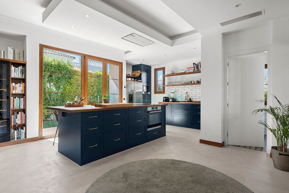 Villa for sale in Estepona