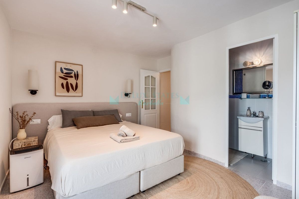 Villa for sale in Estepona