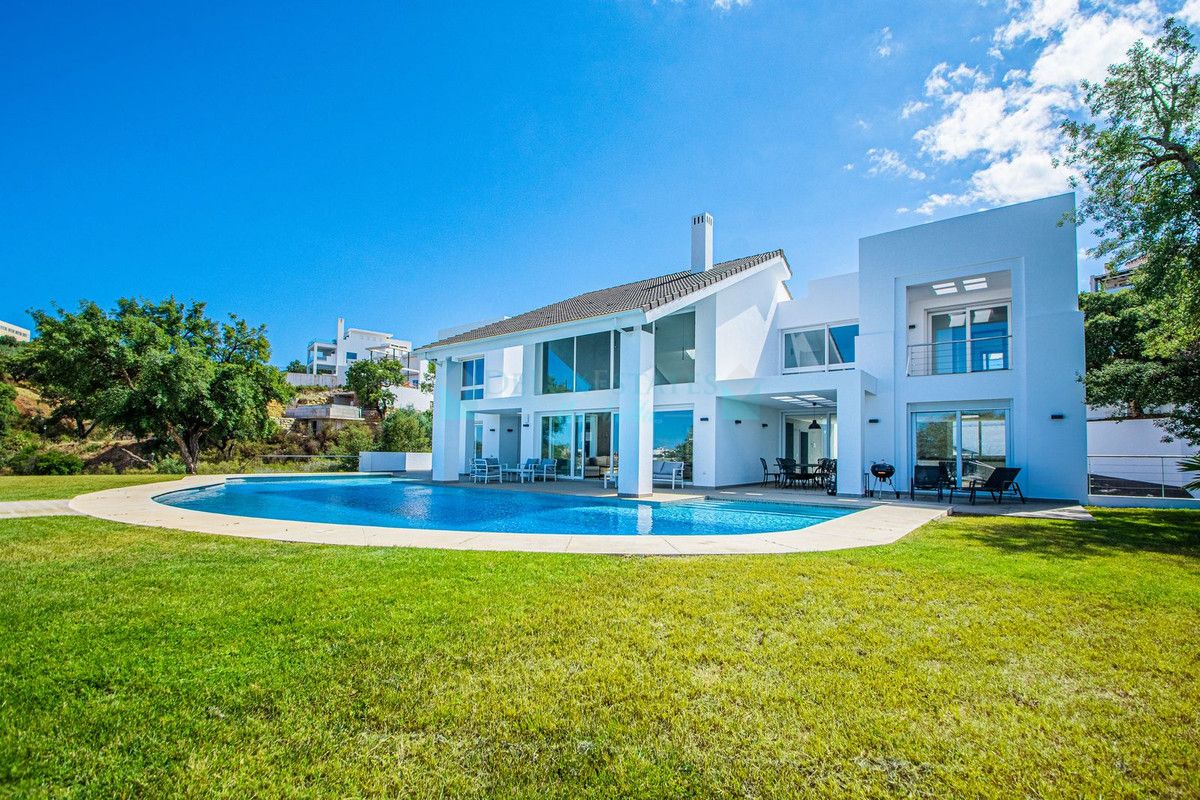 Villa for sale in La Mairena, Marbella East
