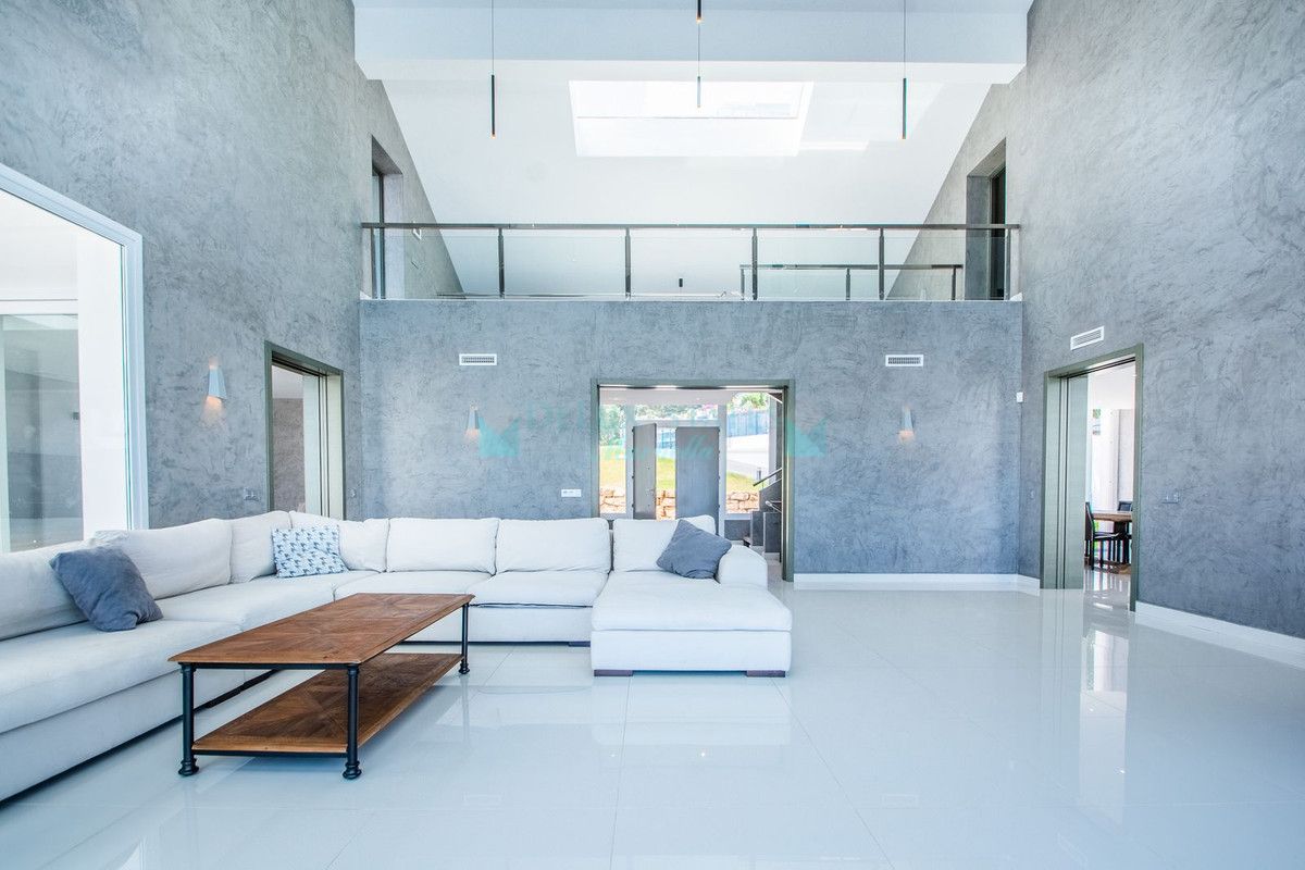 Villa for sale in La Mairena, Marbella East