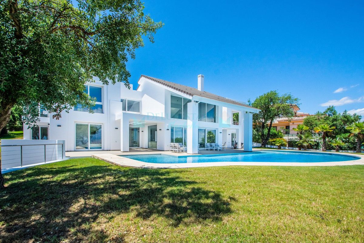 Villa for sale in La Mairena, Marbella East