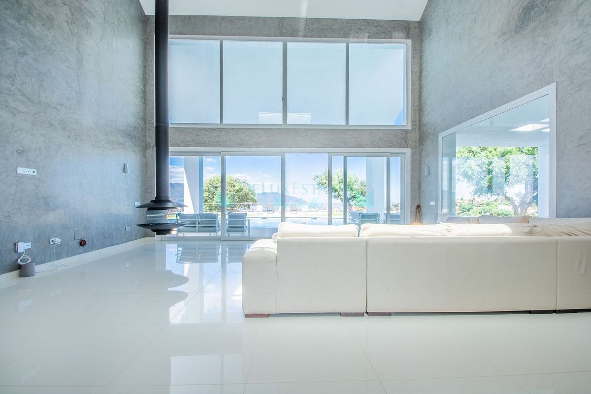 Villa for sale in La Mairena, Marbella East