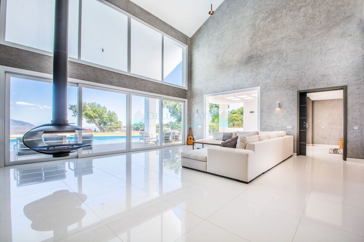 Villa for sale in La Mairena, Marbella East