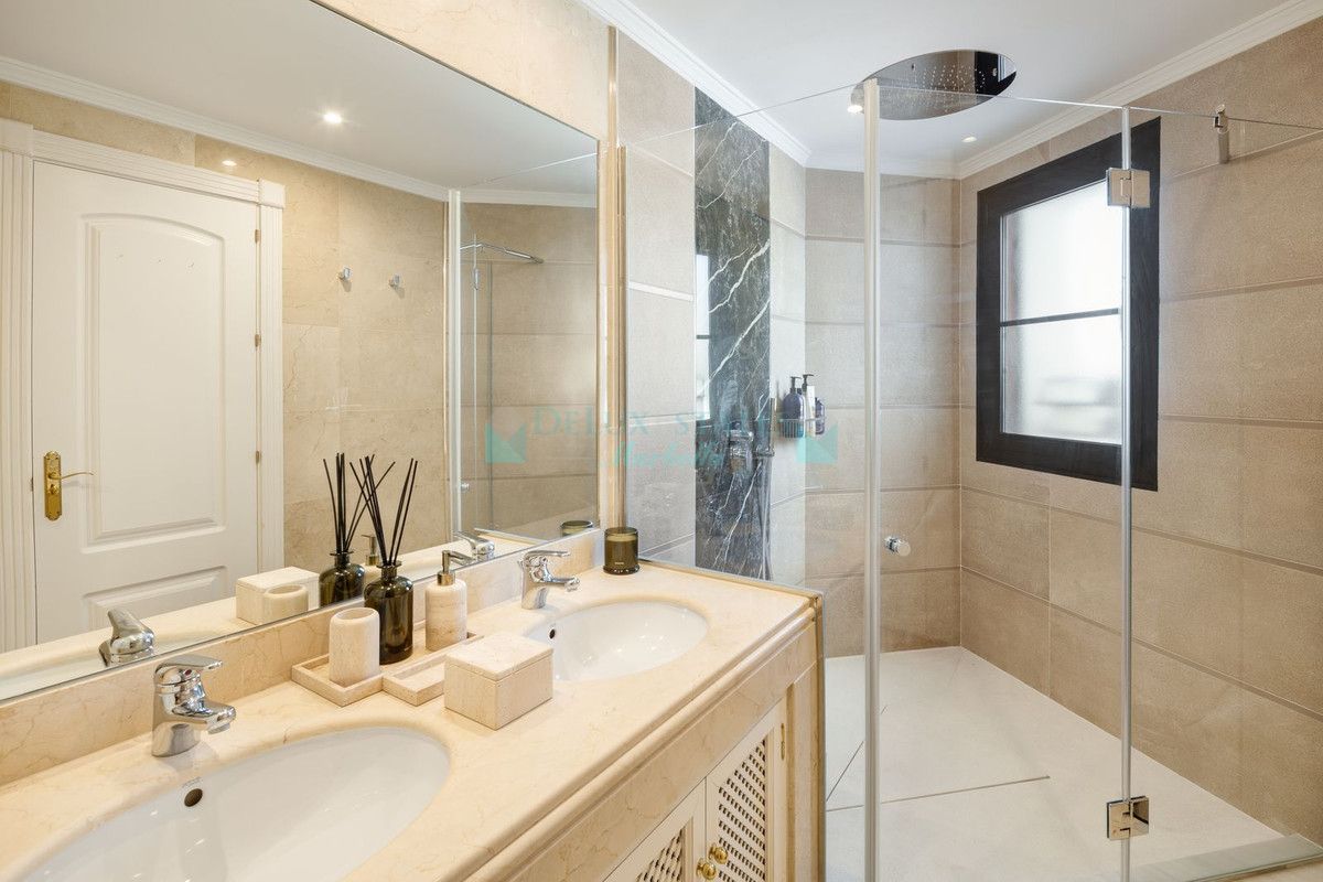 Villa for sale in Benahavis