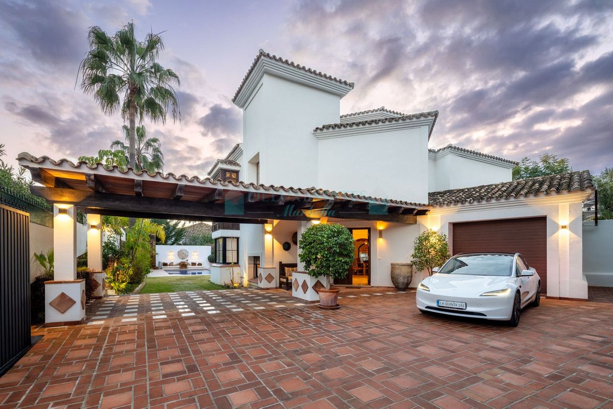 Villa for sale in Benahavis