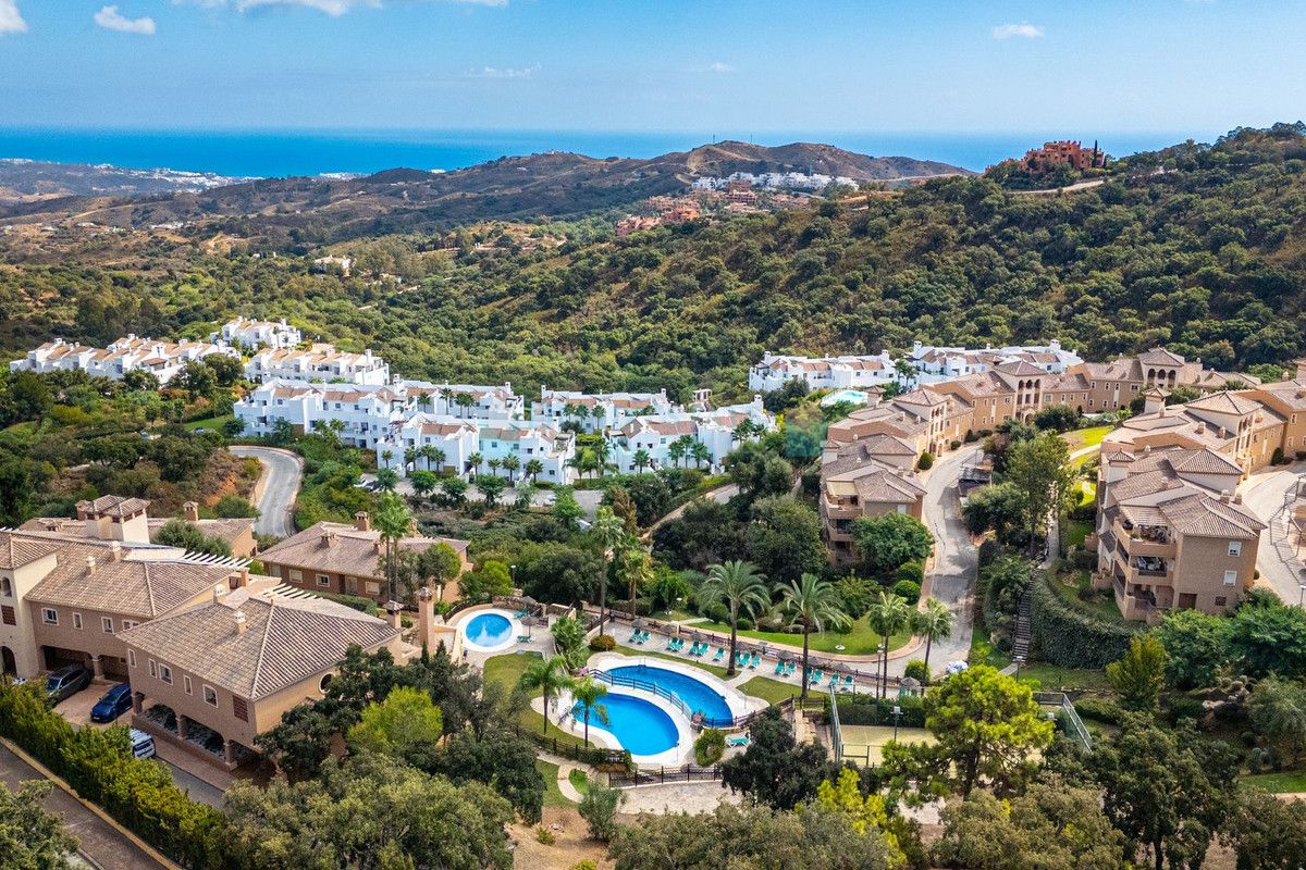 Apartment for sale in La Mairena, Marbella East