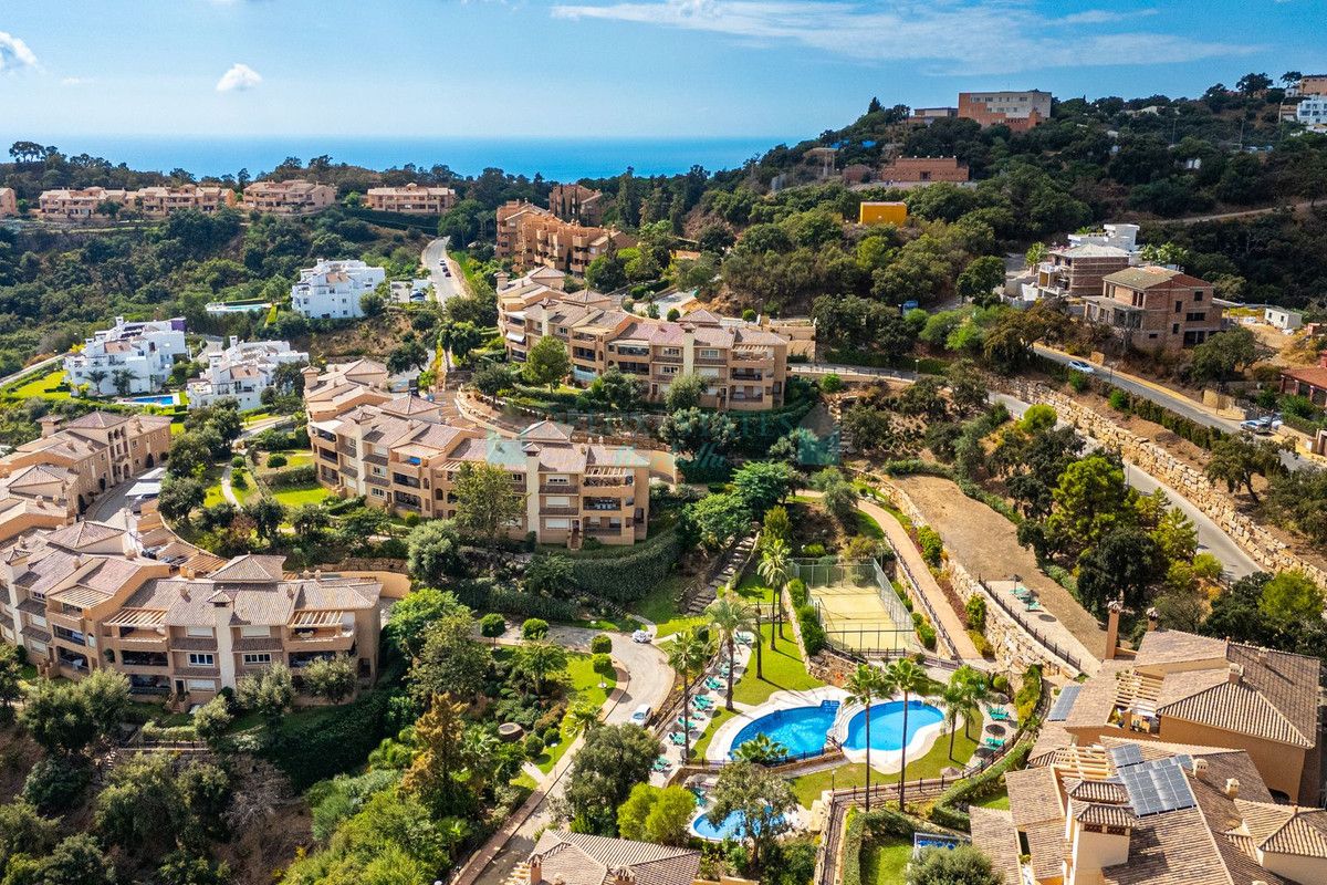 Apartment for sale in La Mairena, Marbella East