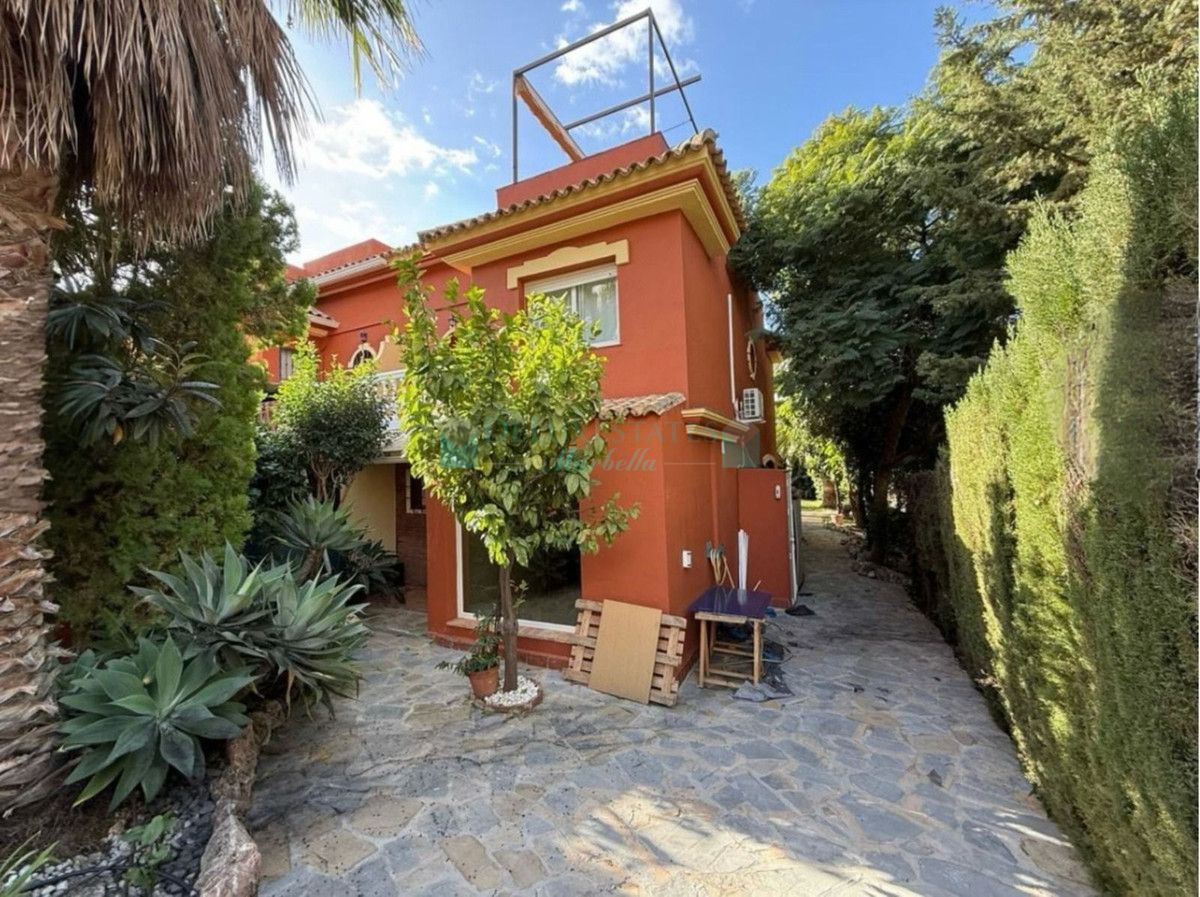 Town House for sale in Estepona