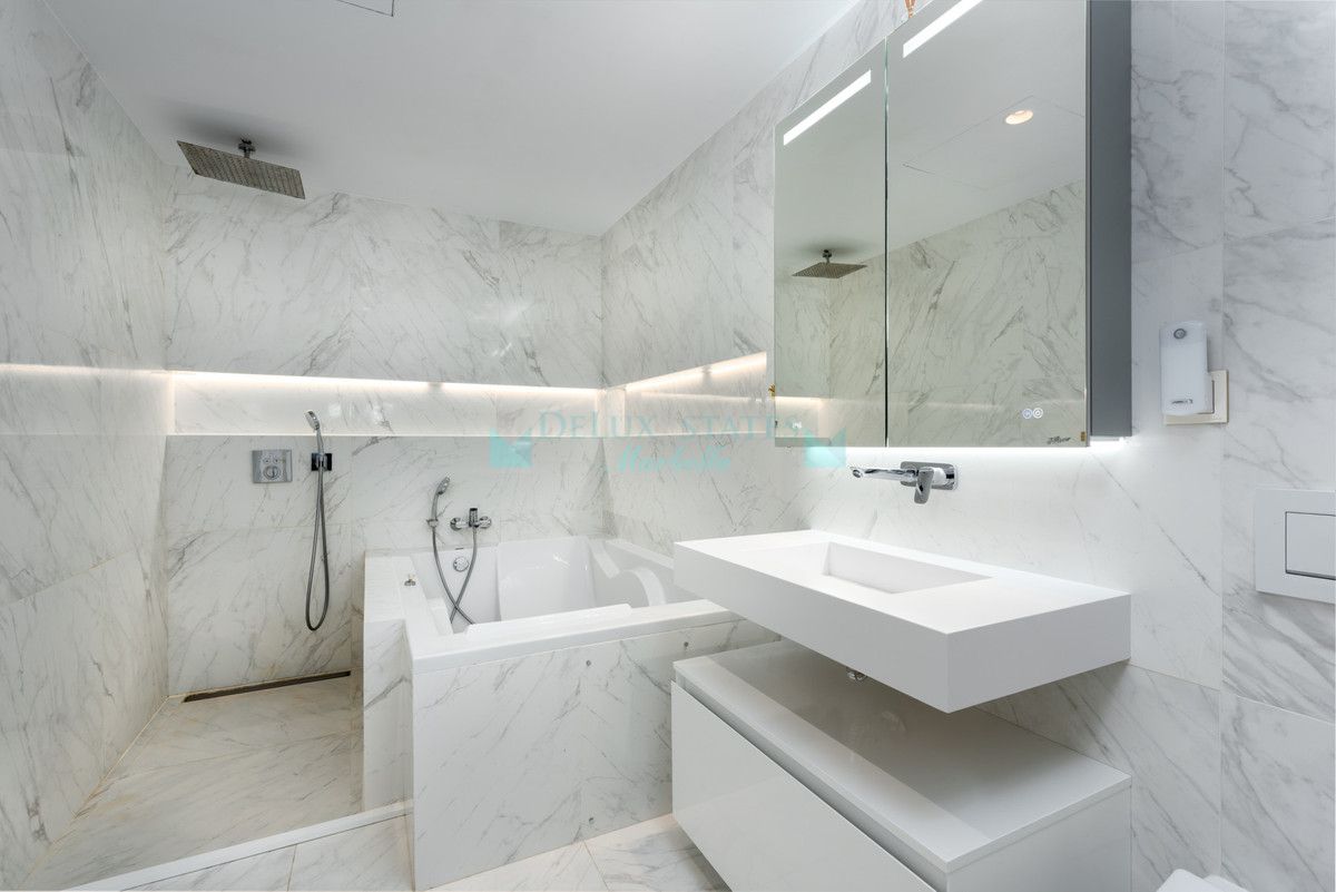 Town House for sale in Nueva Andalucia