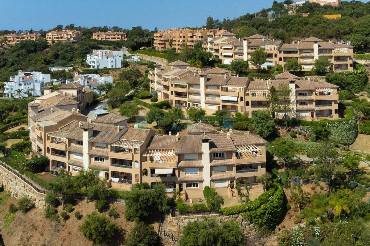 Penthouse for sale in La Mairena, Marbella East