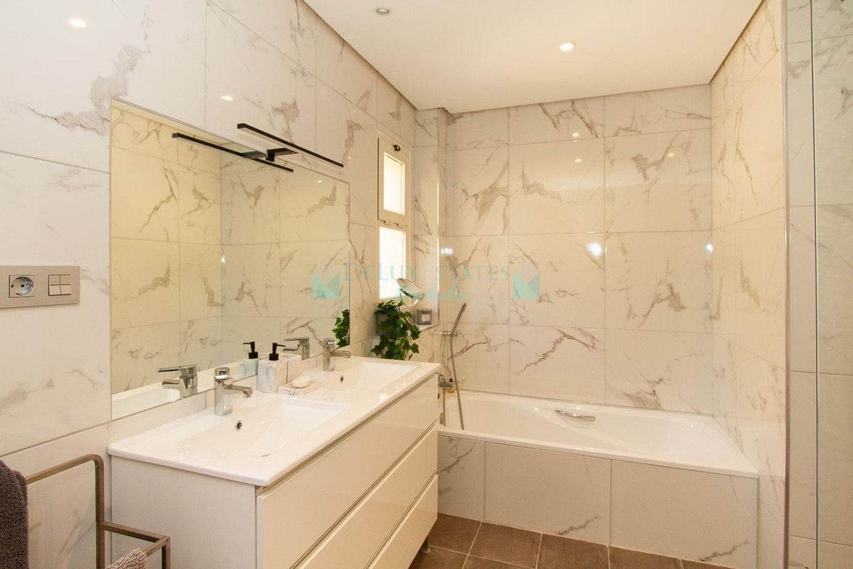 Penthouse for sale in La Mairena, Marbella East