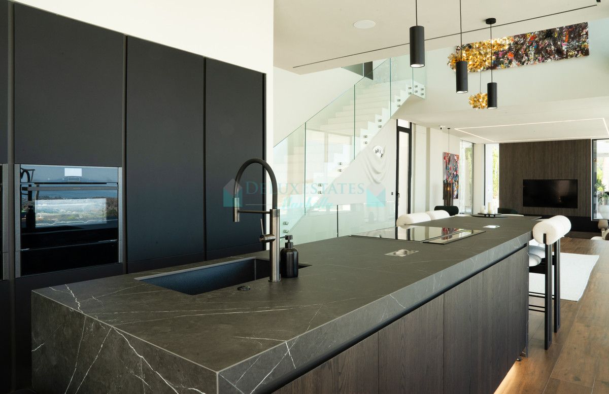 Villa for sale in Benahavis