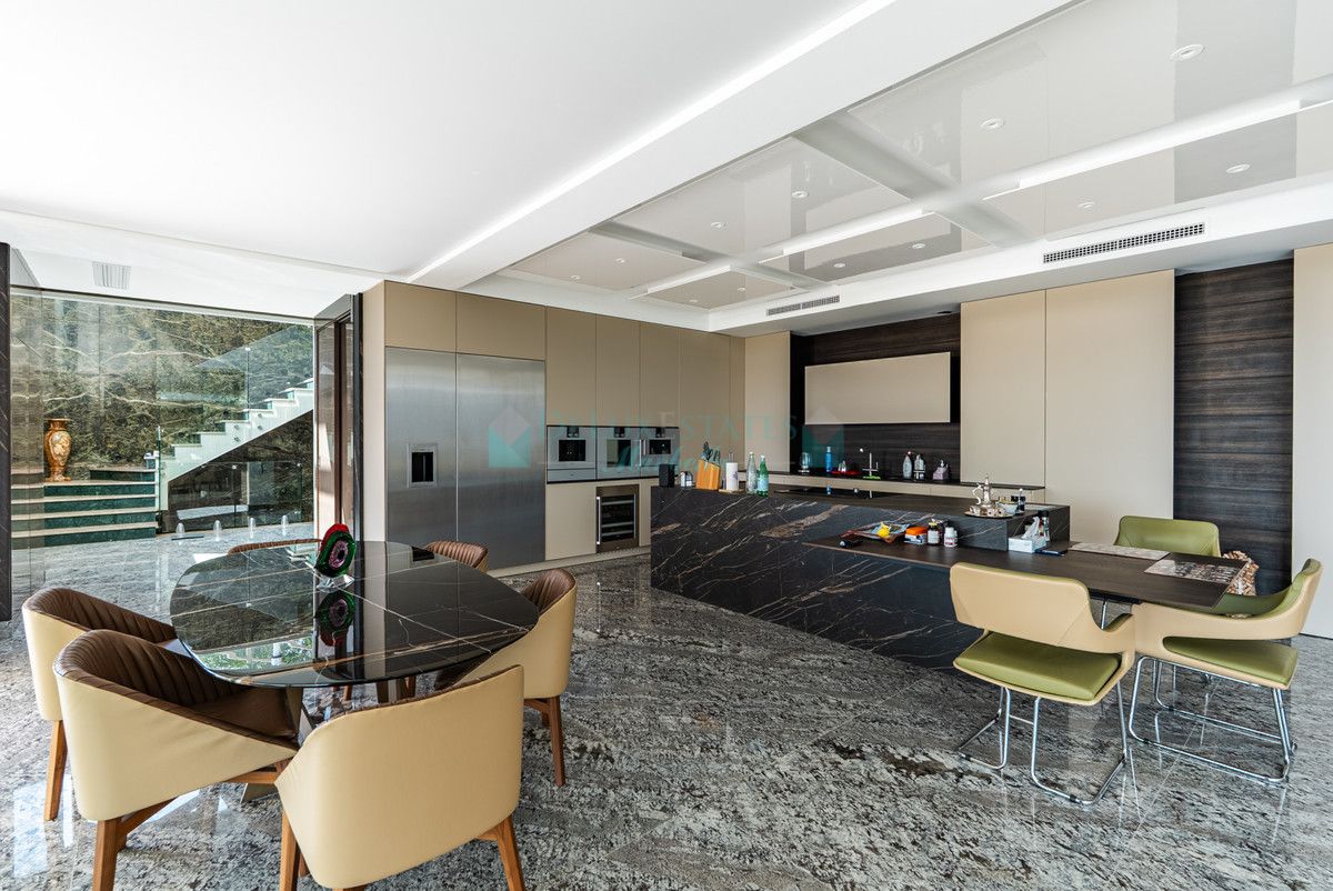 Villa for sale in Benahavis