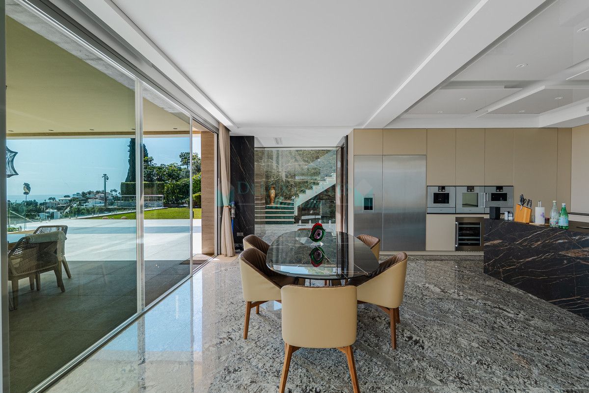 Villa for sale in Benahavis