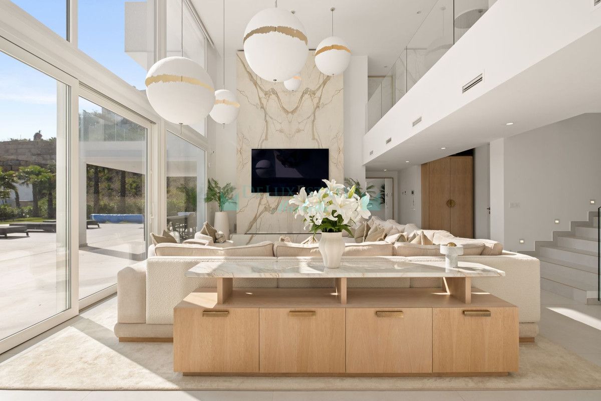 Villa for sale in La Mairena, Marbella East
