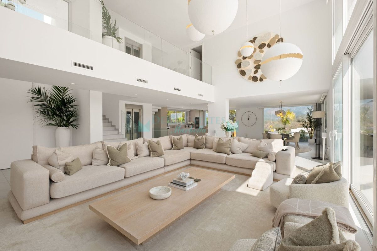 Villa for sale in La Mairena, Marbella East