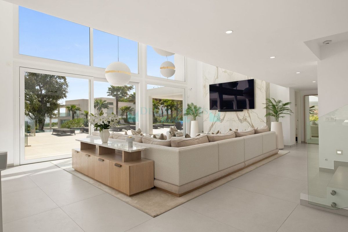 Villa for sale in La Mairena, Marbella East
