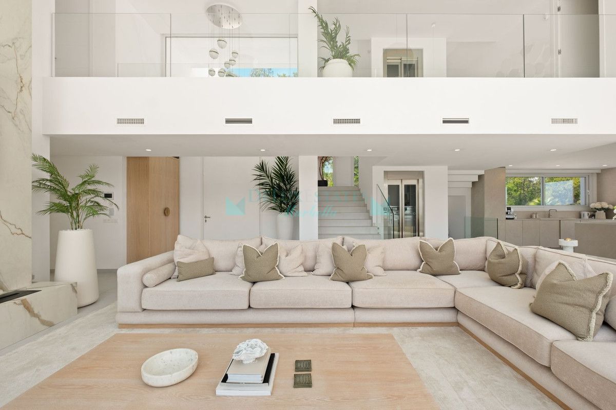 Villa for sale in La Mairena, Marbella East