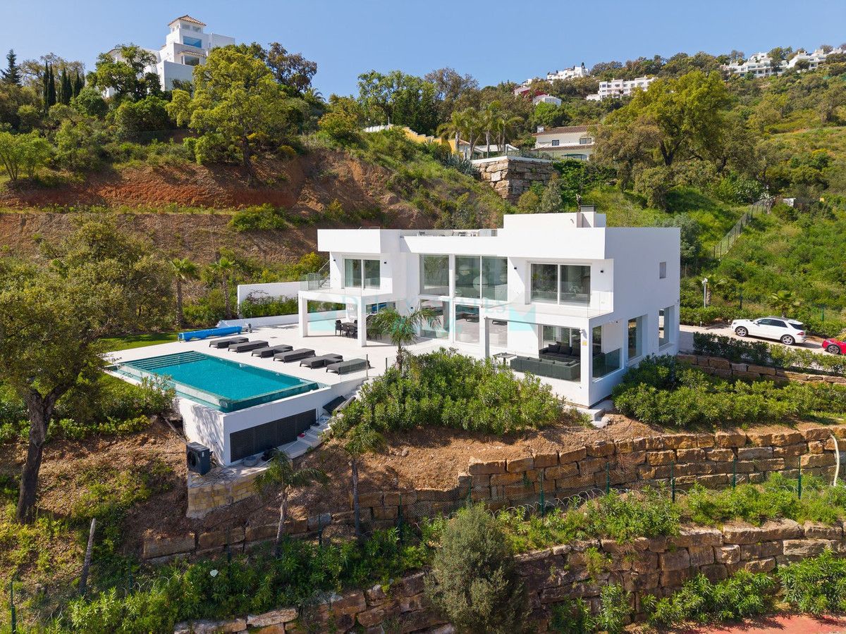 Villa for sale in La Mairena, Marbella East