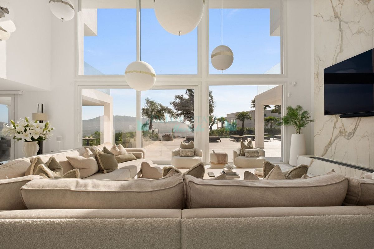 Villa for sale in La Mairena, Marbella East