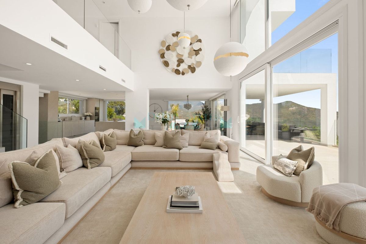 Villa for sale in La Mairena, Marbella East