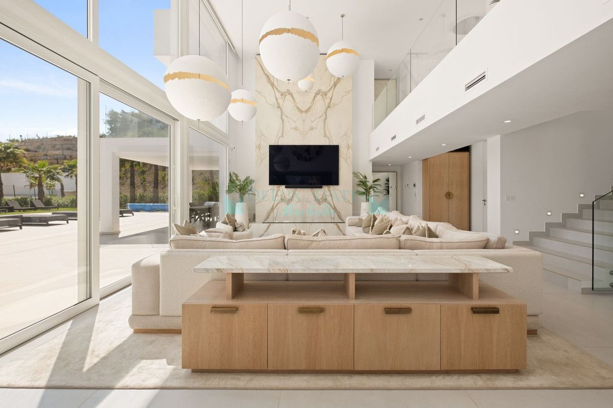 Villa for sale in La Mairena, Marbella East
