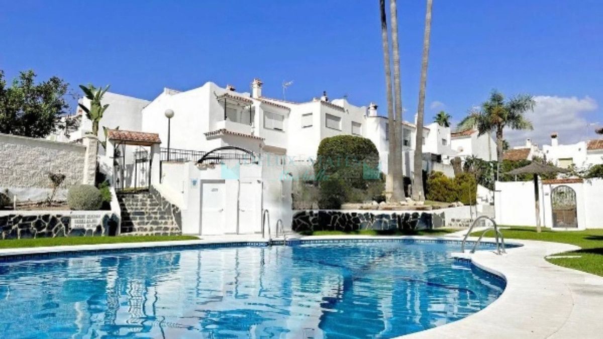 Villa Pareada en venta en Estepona