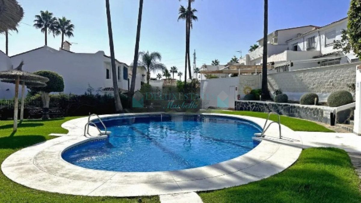 Villa Pareada en venta en Estepona