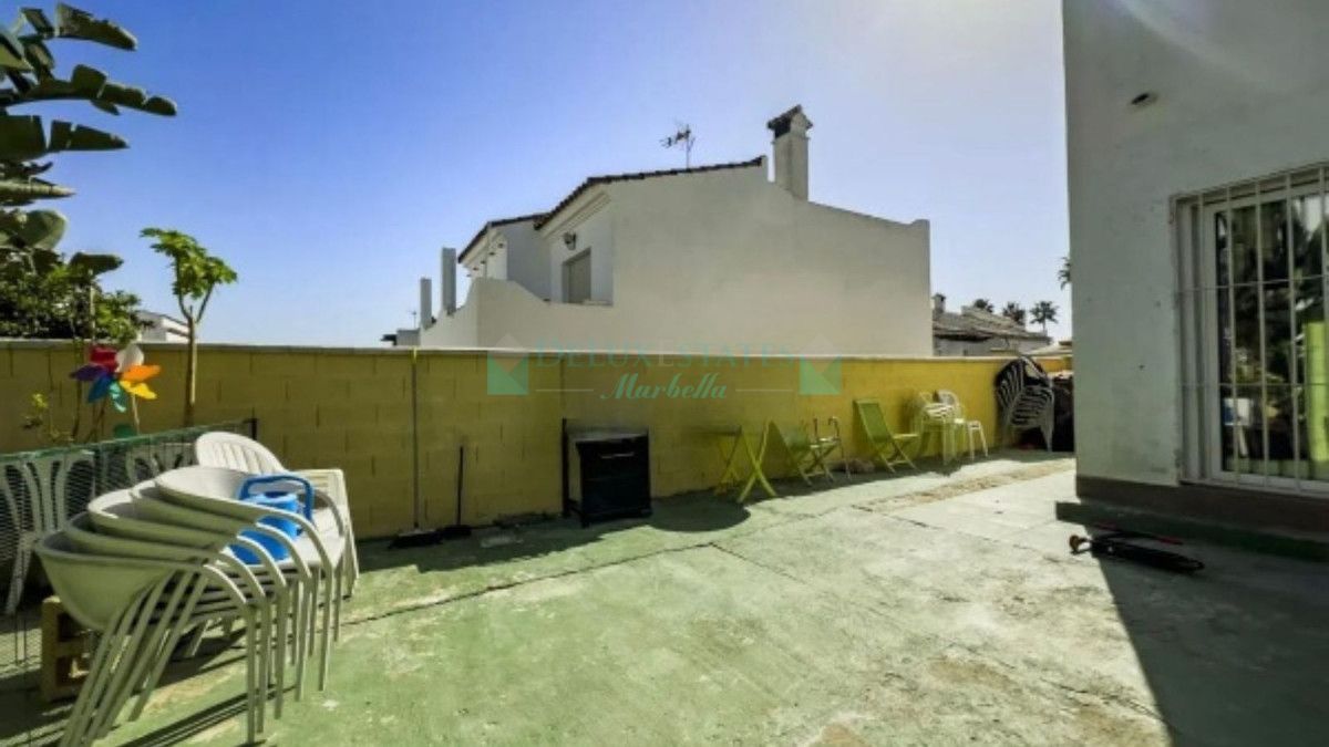 Villa Pareada en venta en Estepona