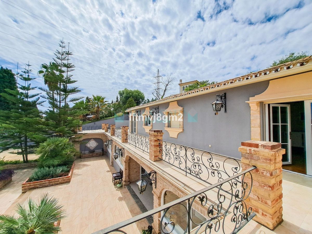 Villa for sale in Benahavis