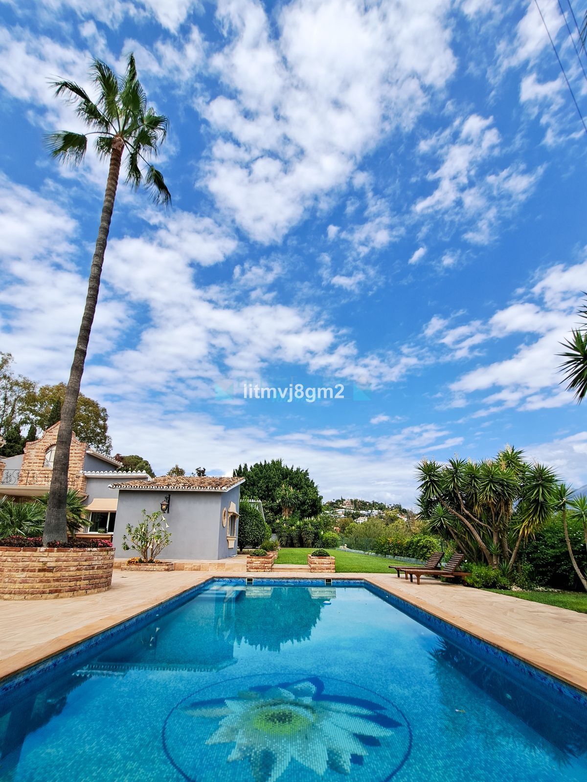 Villa for sale in Benahavis