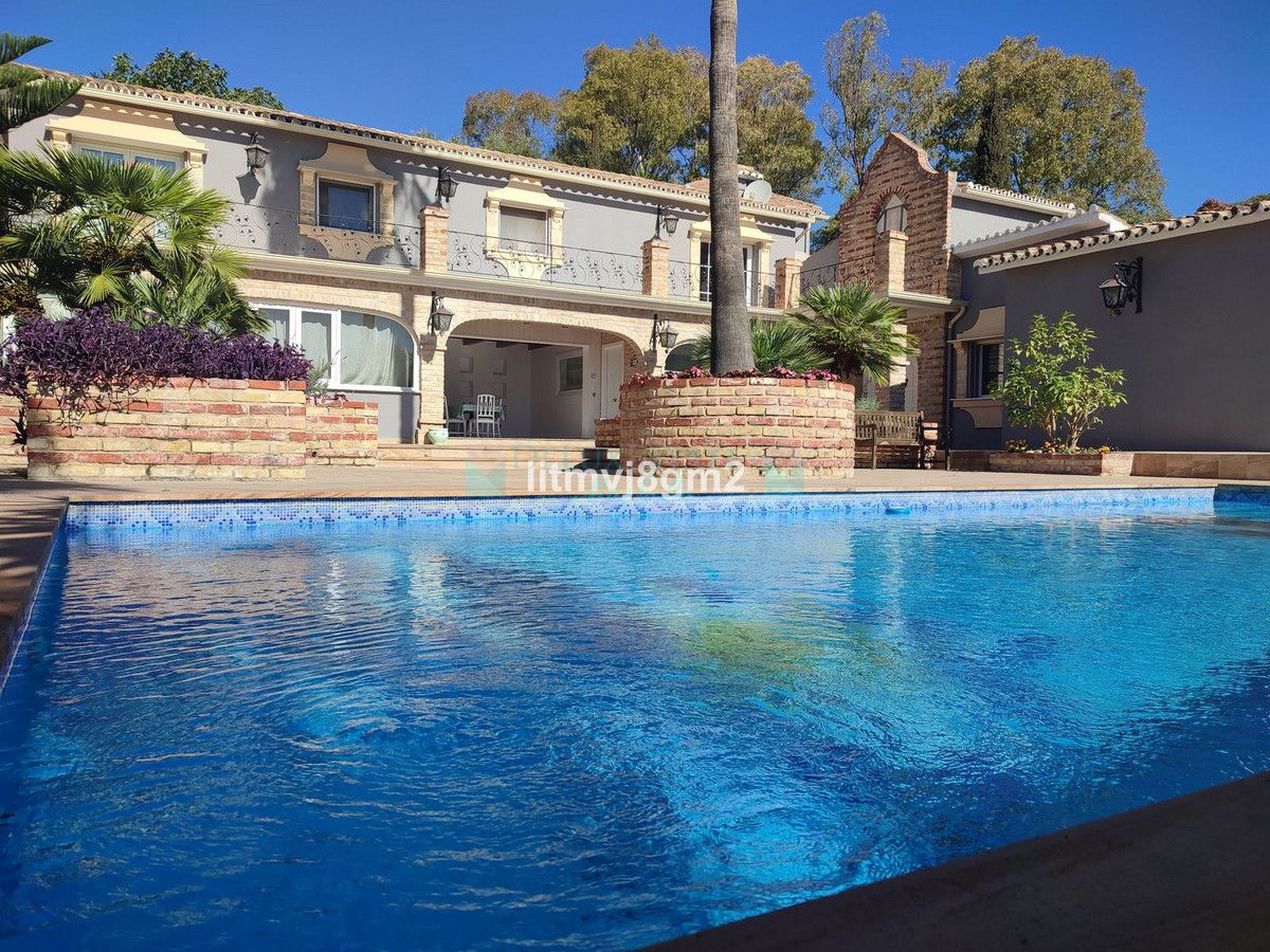 Villa for sale in Benahavis