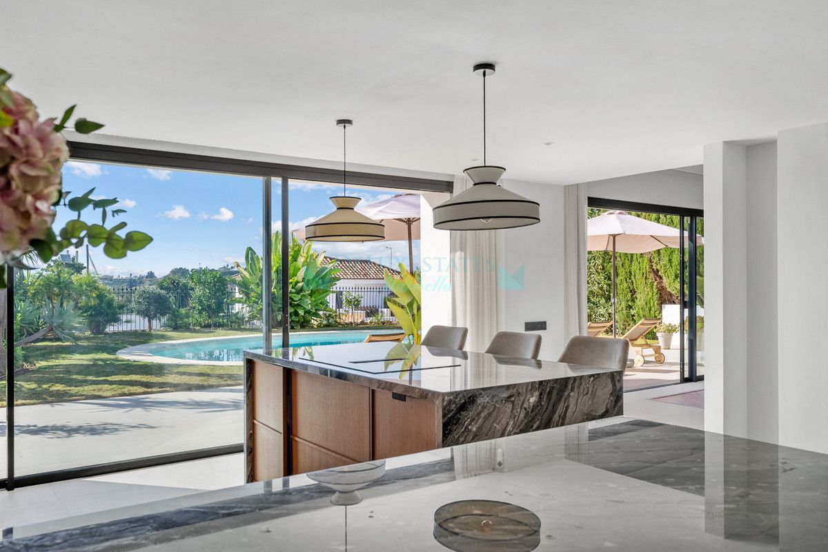 Villa for sale in Nueva Andalucia