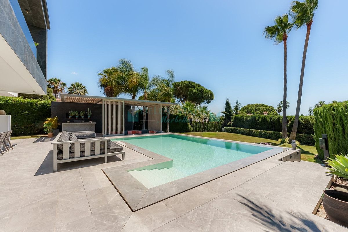 Villa for sale in Nueva Andalucia