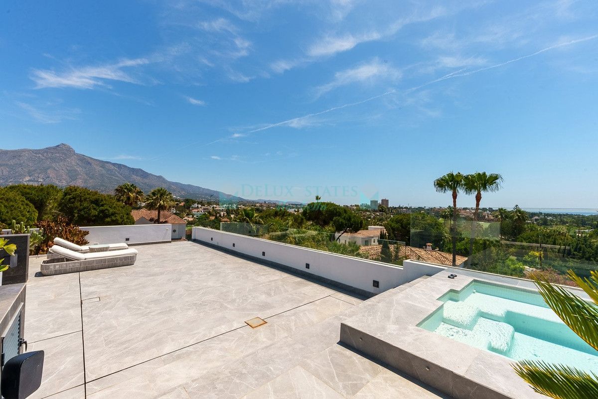 Villa for sale in Nueva Andalucia