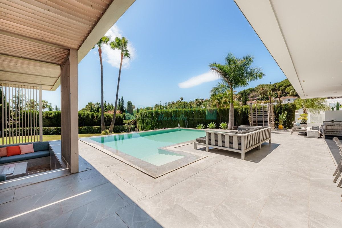 Villa for sale in Nueva Andalucia