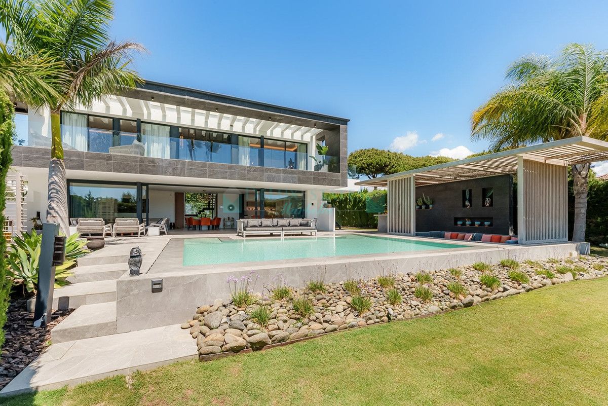 Villa for sale in Nueva Andalucia