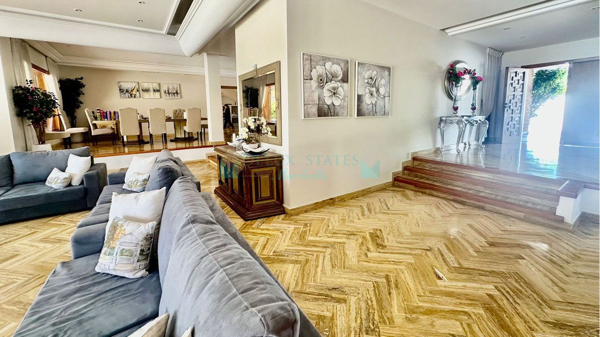 Villa for sale in Nueva Andalucia