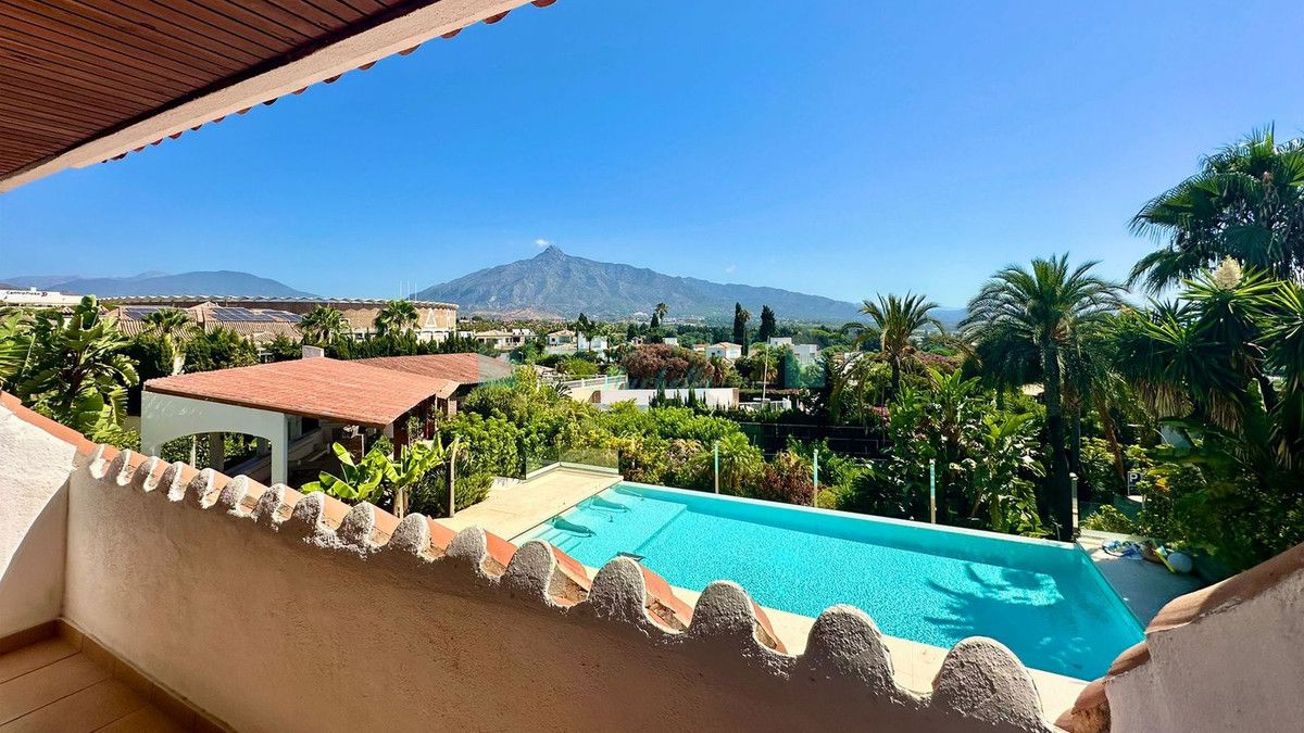 Villa for sale in Nueva Andalucia