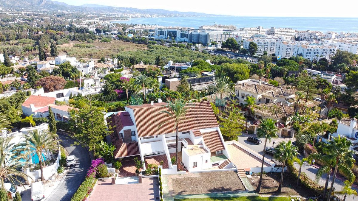 Villa for sale in Nueva Andalucia