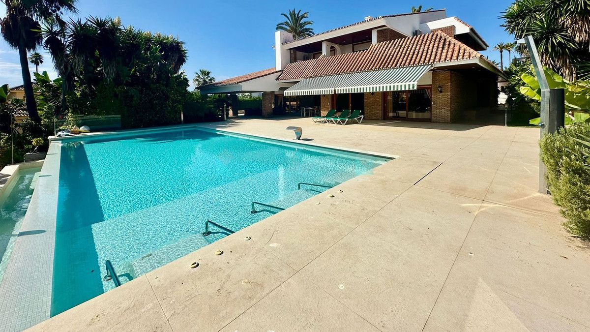 Villa for sale in Nueva Andalucia