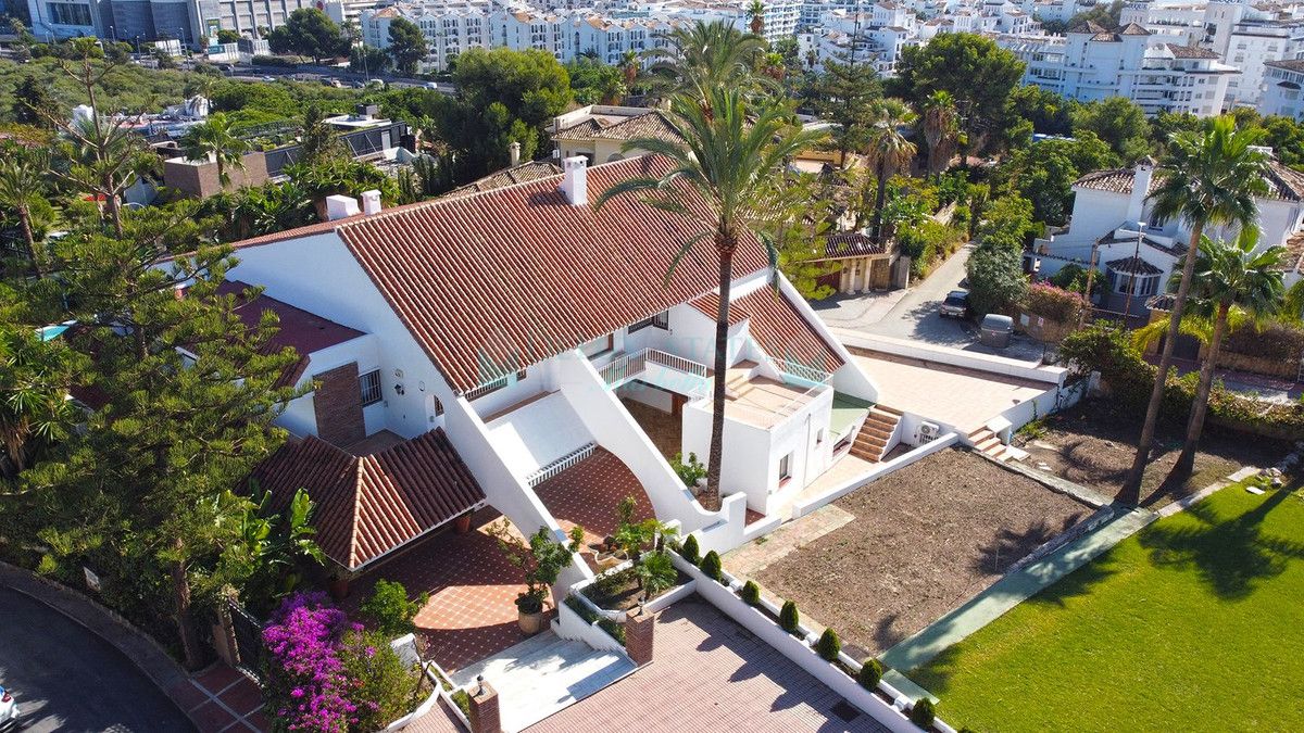 Villa for sale in Nueva Andalucia